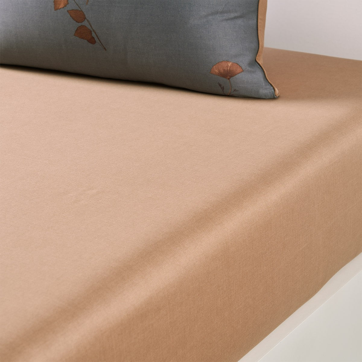 Hnědé saténové prostěradlo MIDNIGHT FLOWERS