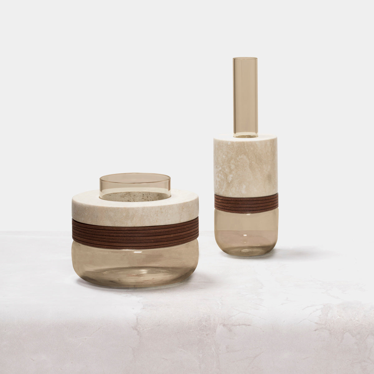 Designová váza CLIFF z travertinu a kůže vysoká