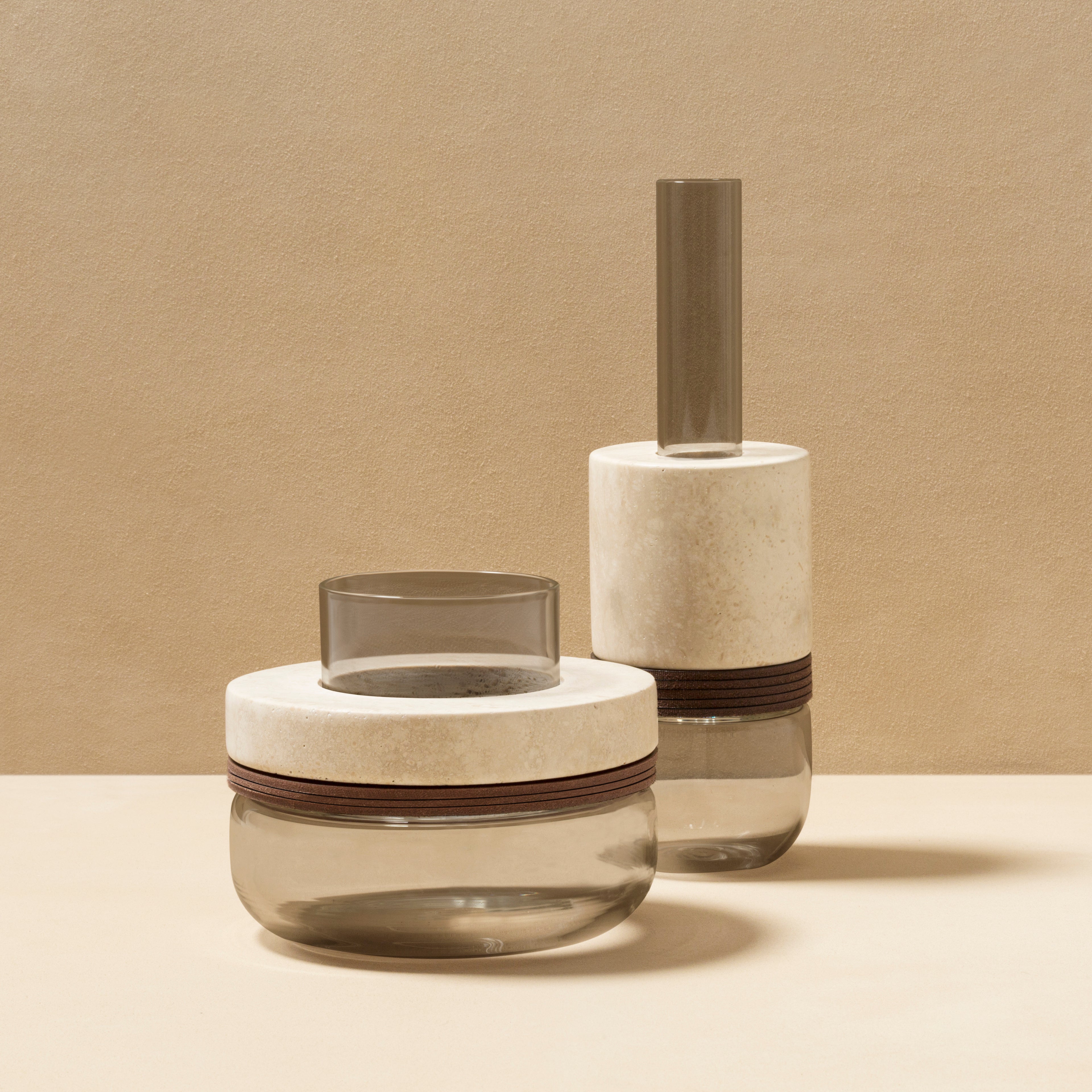 Designová váza CLIFF z travertinu a kůže vysoká