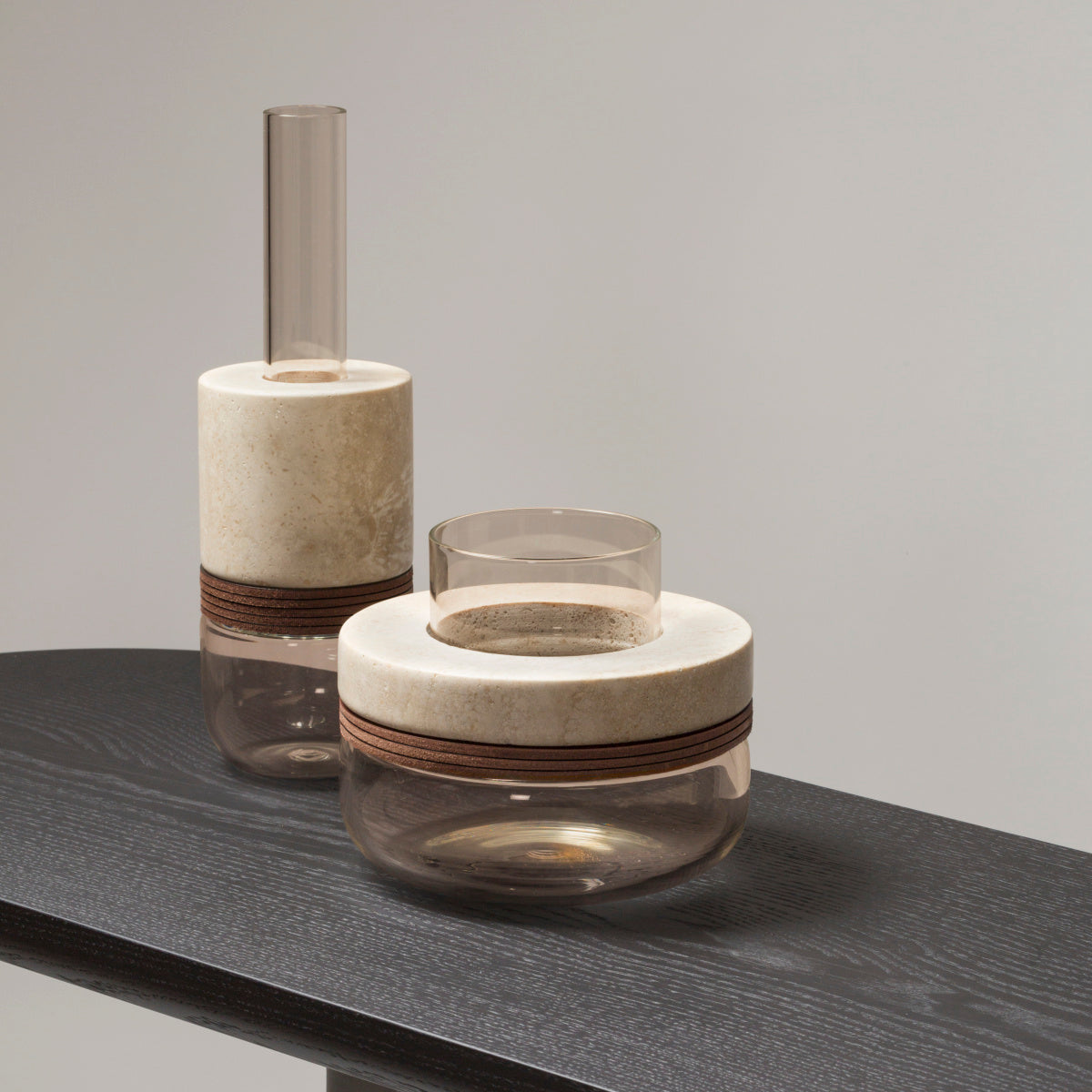 Designová váza CLIFF z travertinu a kůže vysoká