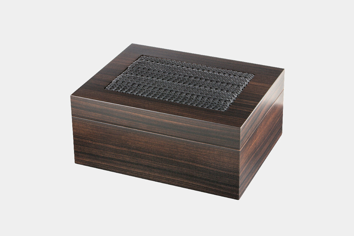 Elegantní humidor z Macassar ebenu a s koženou aplikací