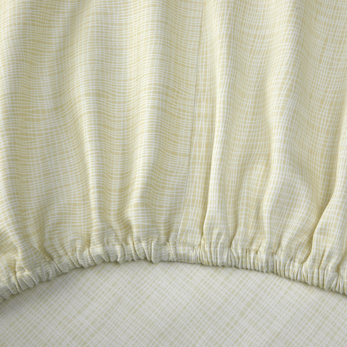 Luxusní saténové napínací prostěradlo BOSS ALMOND FLOWERS