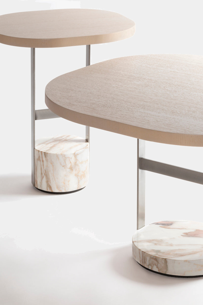 Odkládací stolek DAMA z jasanového dřeva a s mramorovou základnou