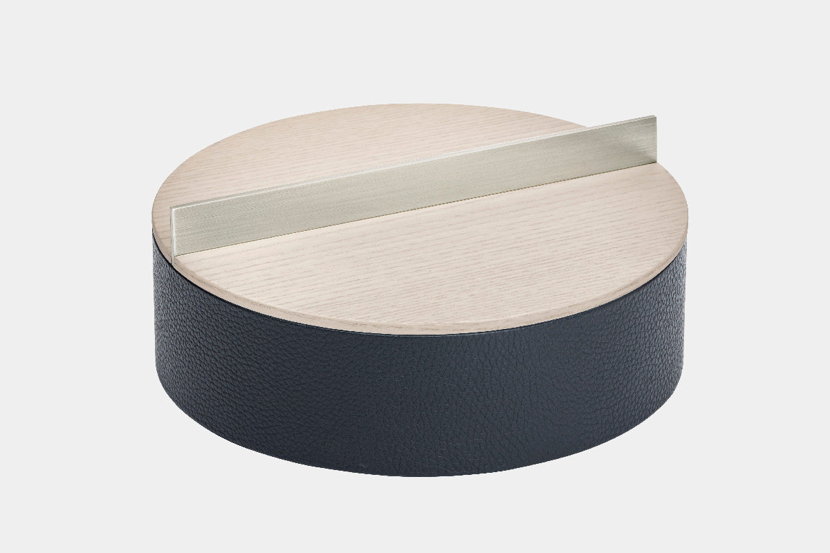 Nízký kožený box DAMA s víkem z jasanového dřeva