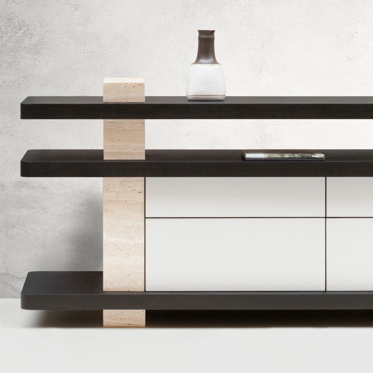 Elliott designová skříňka s travertinovými podstavci