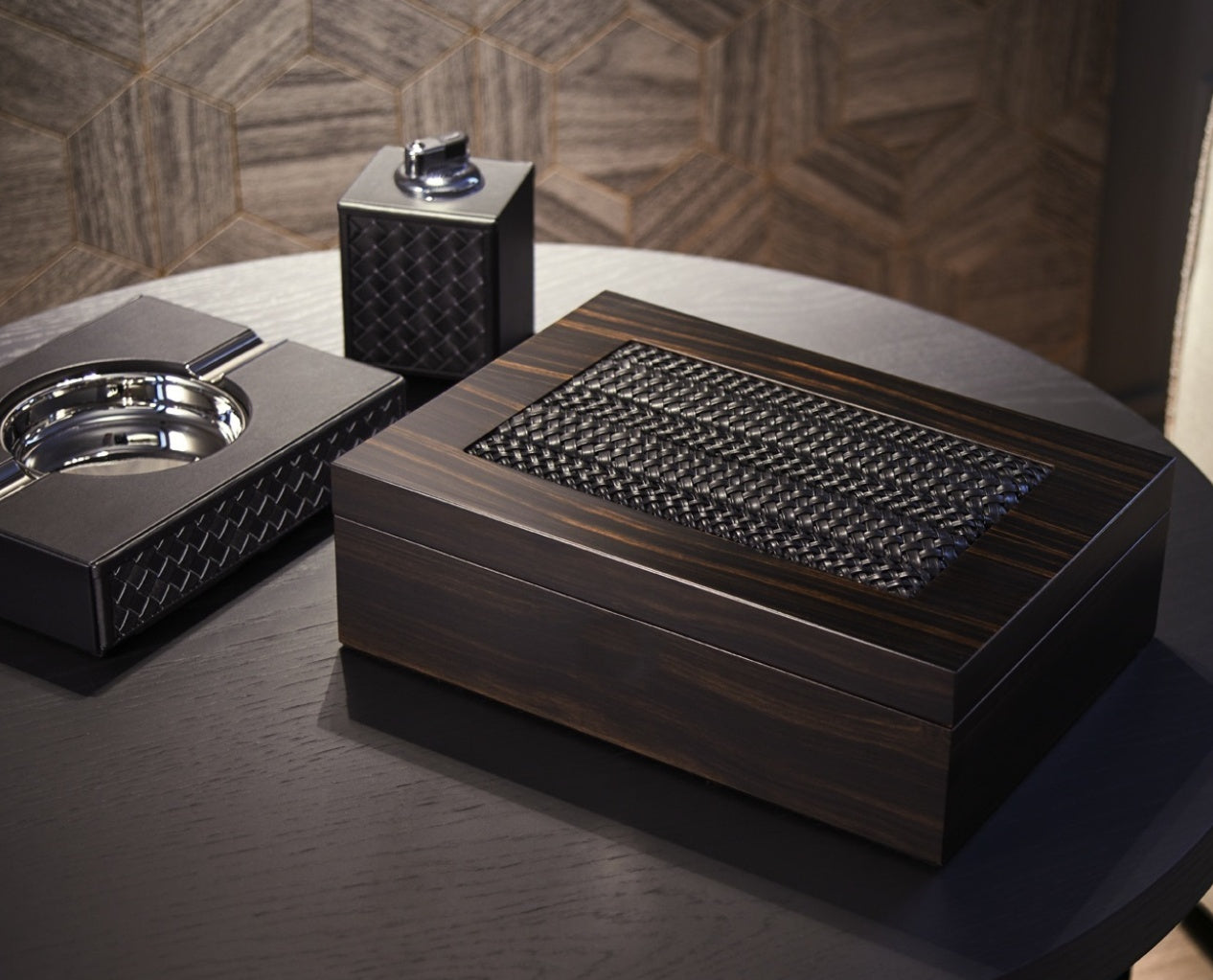 Elegantní humidor z Macassar ebenu a s koženou aplikací