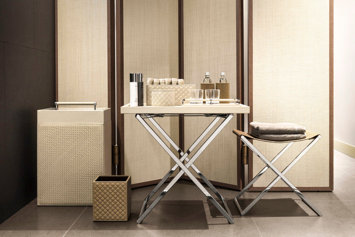 Velký kožený koš na prádlo s dřevěným vnitřkem a s víkemSkládací kožená stolička IONIO