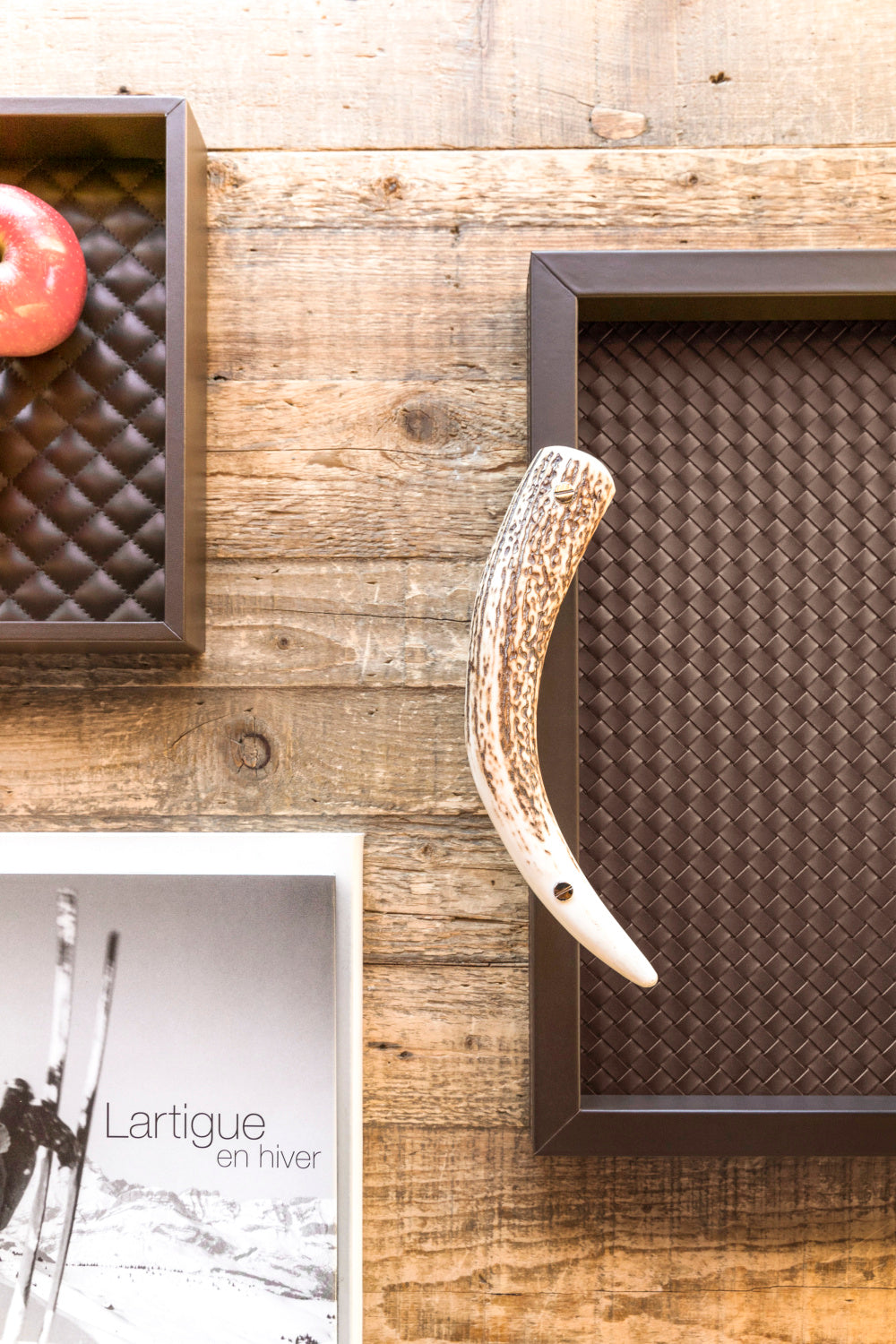 Kožený podnos DAFNE s úchytkami z jeleního parohu