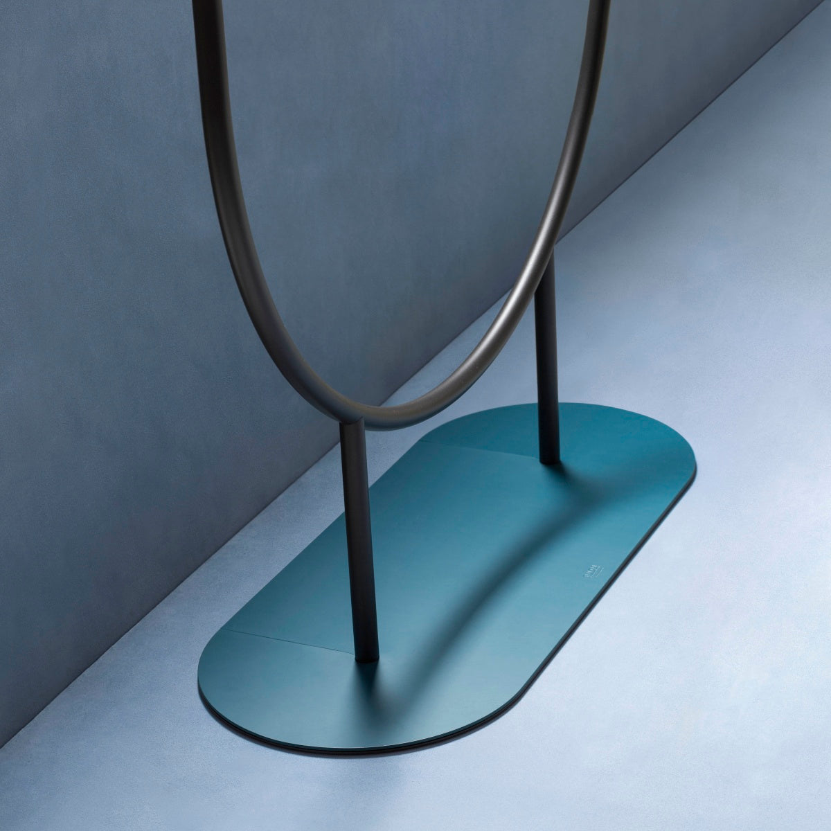 Kovový stojan na oblečení MASK