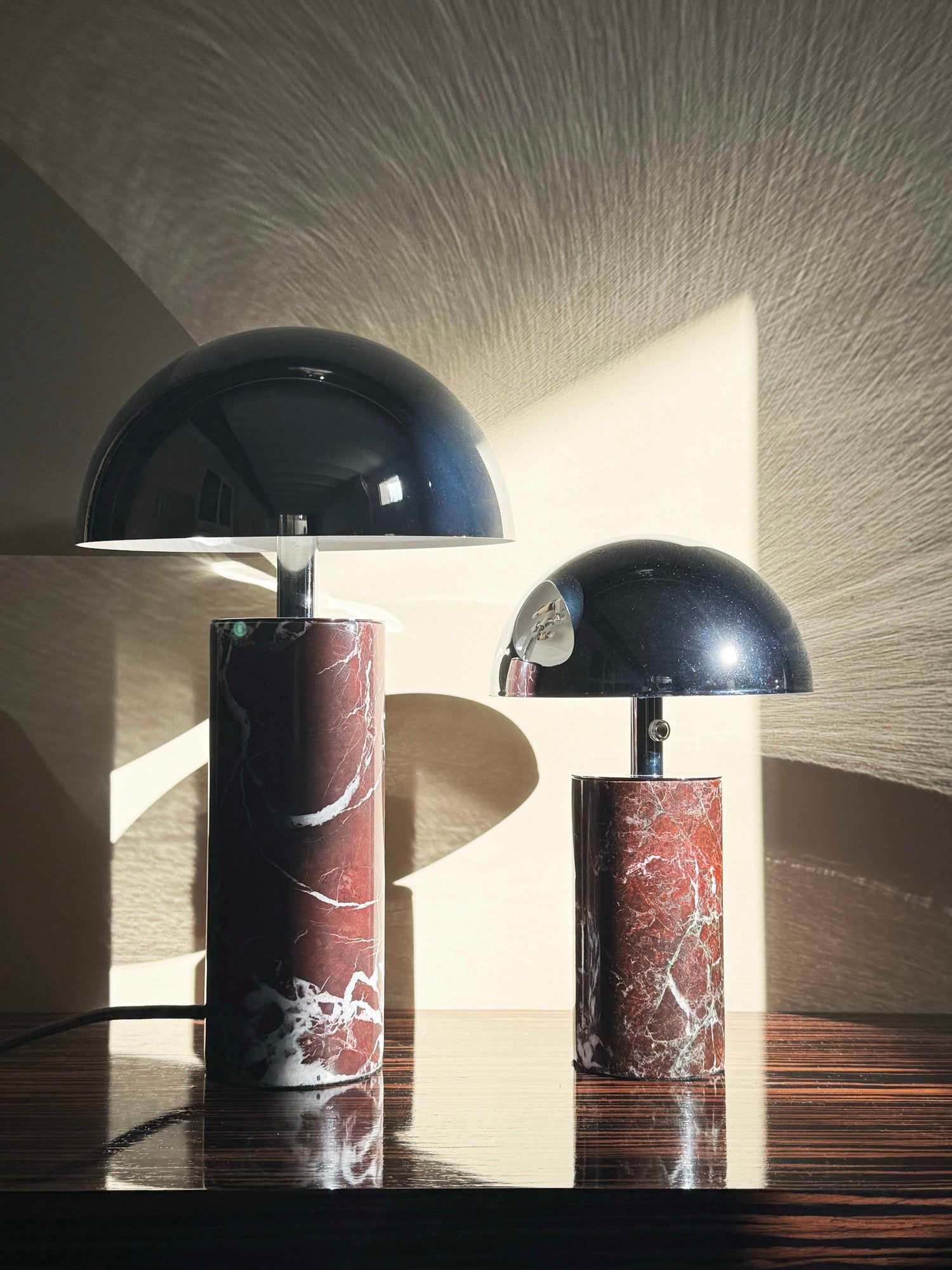 Baccaris Adei Luxusní stolní lampa z mramoru nebo travertinu s kovovou konstrukcí, designové interiérové svítidlo