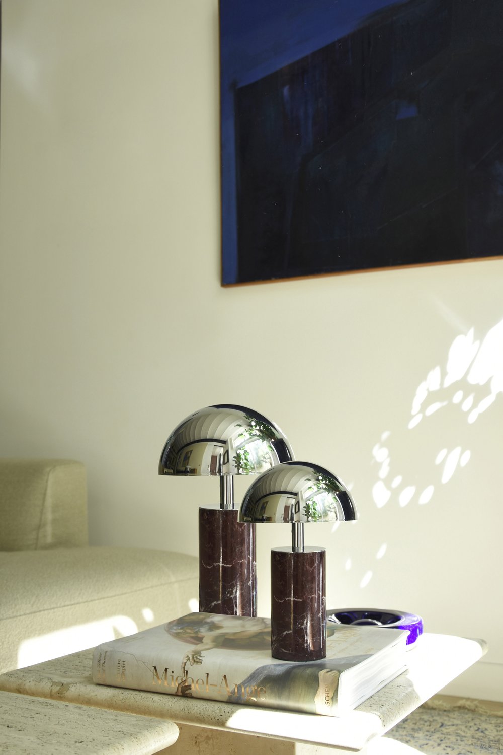 Baccaris Adei Luxusní stolní lampa z mramoru nebo travertinu s kovovou konstrukcí, designové interiérové svítidlo
