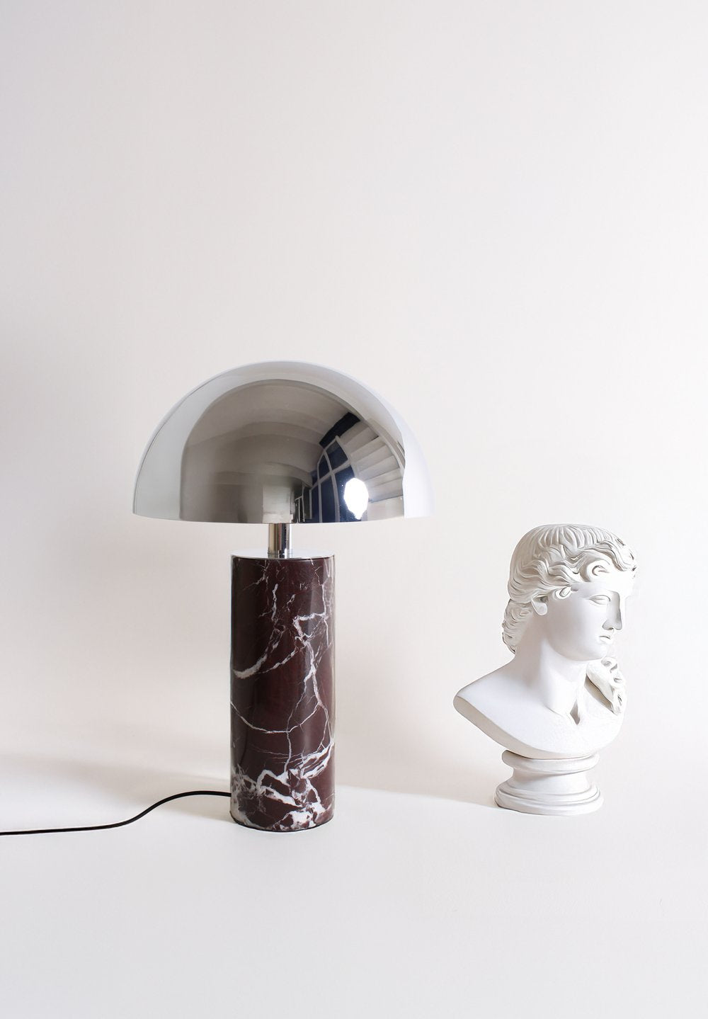 Baccaris ADEI XL – Velká stolní lampa z mramoru a oceli, luxusní designové svítidlo pro interiér