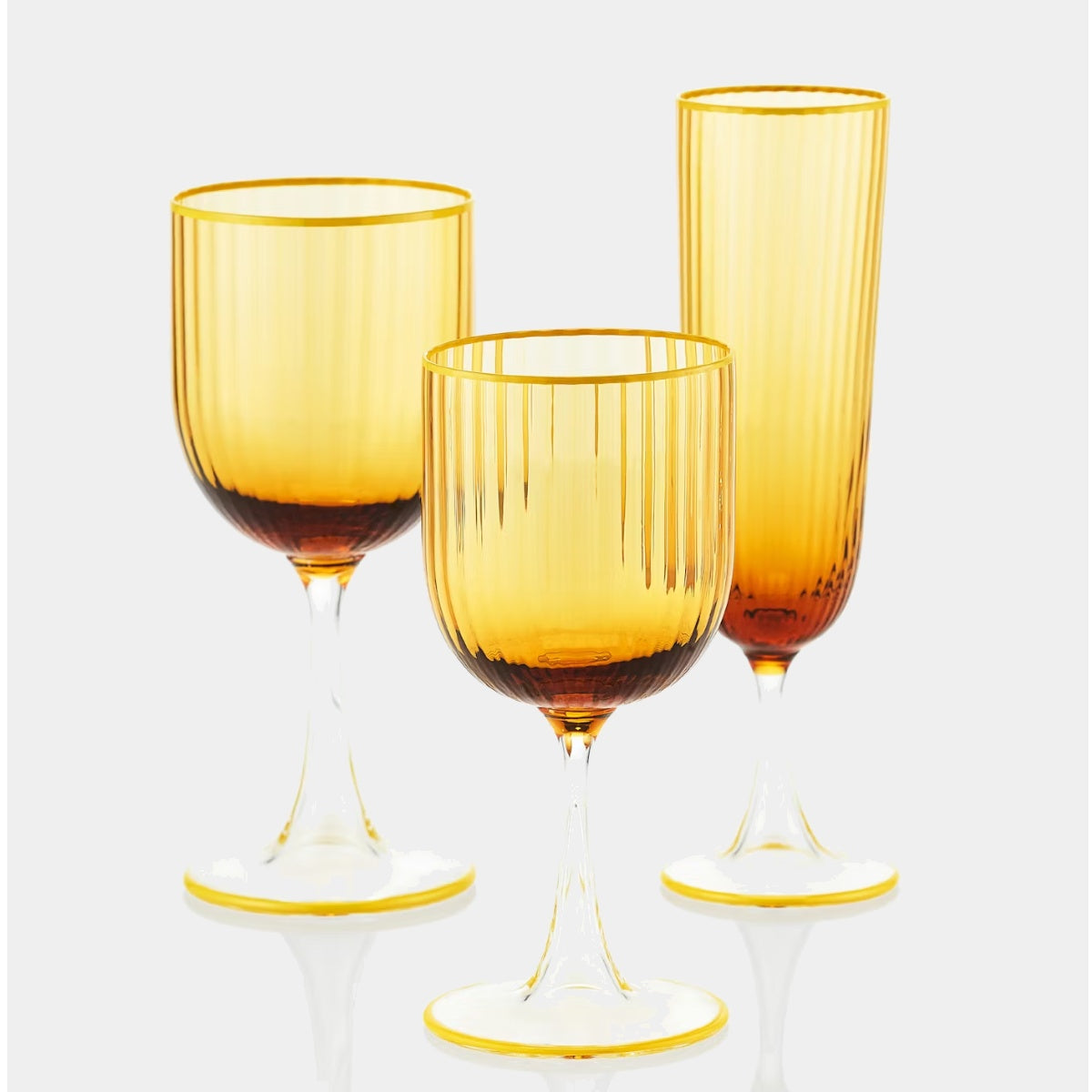 žlutá broušená sklenice na sekt