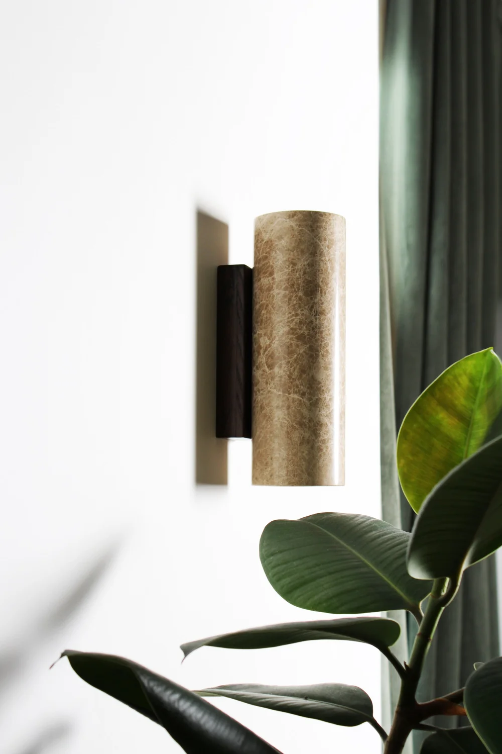 KALI RONDE nástěnné svítidlo z mramoru a dřeva