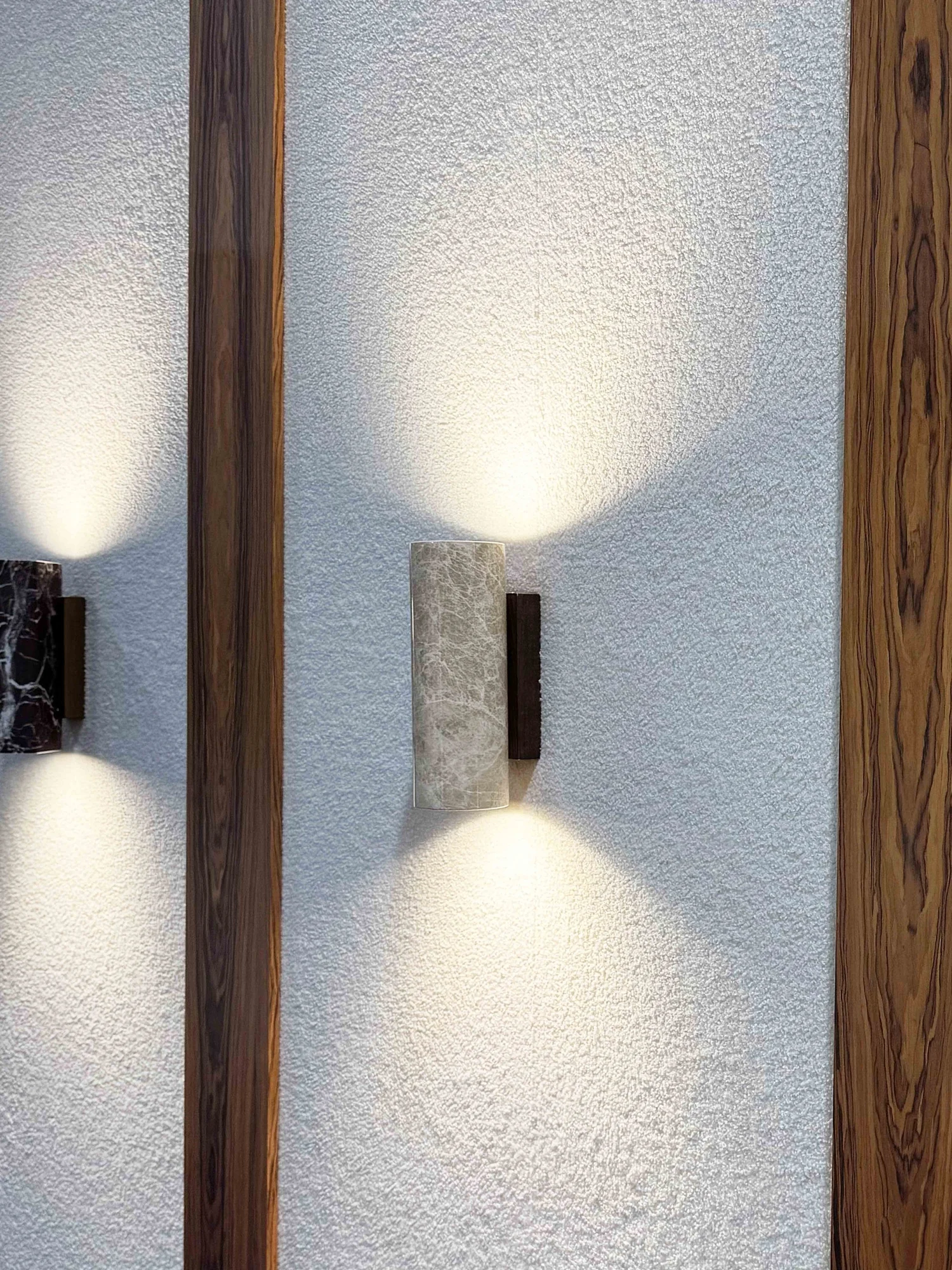 KALI RONDE nástěnné svítidlo z mramoru a dřeva