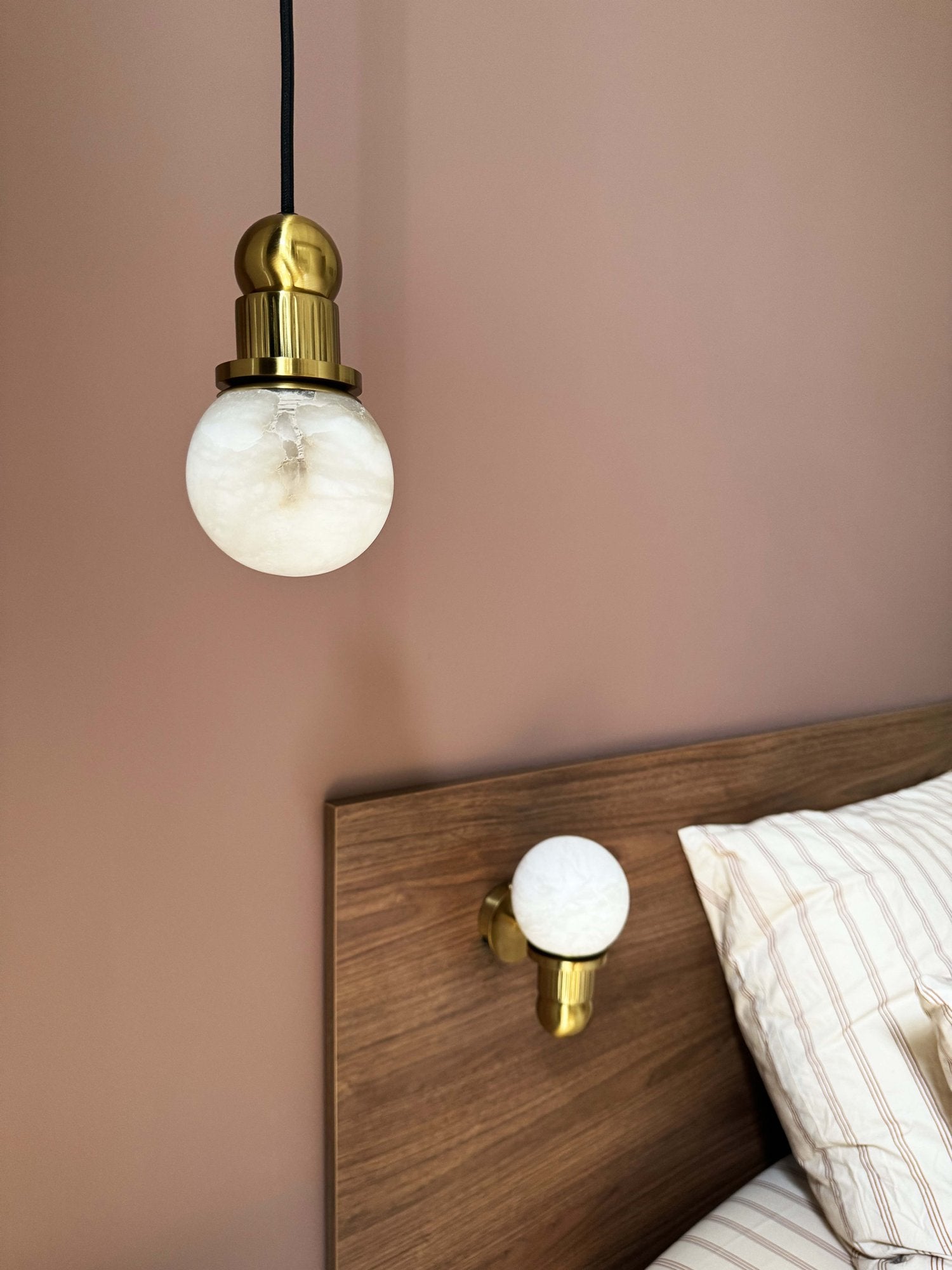 Bilbo artdecové závěsné světlo z onyxu a mosazi