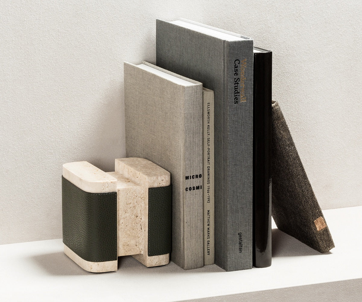 Lloyd Knižní zarážka z travertinu a kůže