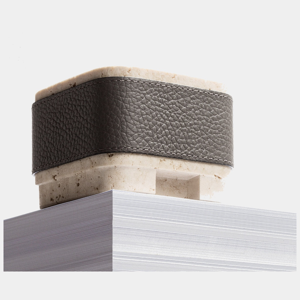 Lloyd Designové těžítko z travertinu a kůže