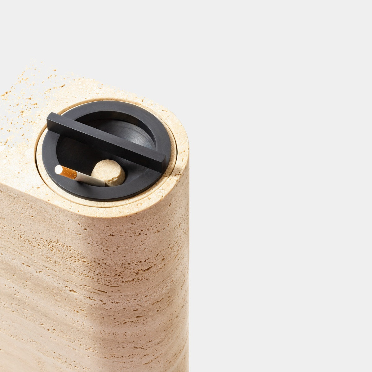 NOBBLE MARBLE Designový stojanový popelník z travertinu