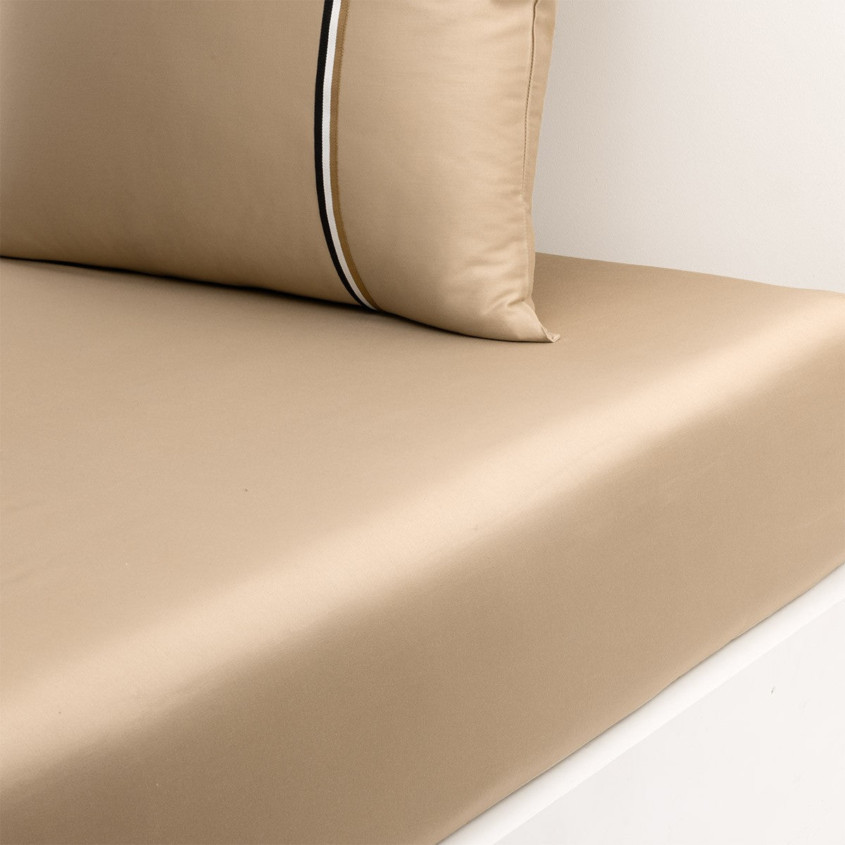 Luxusní saténové napínací prostěradlo B LINEA beige