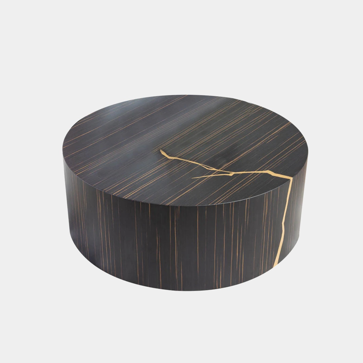 Kulatý konferenční stolek HECTOR v tmavém dekoru Ammara Ebony s jemnou zlatou dekorací Kintsugi