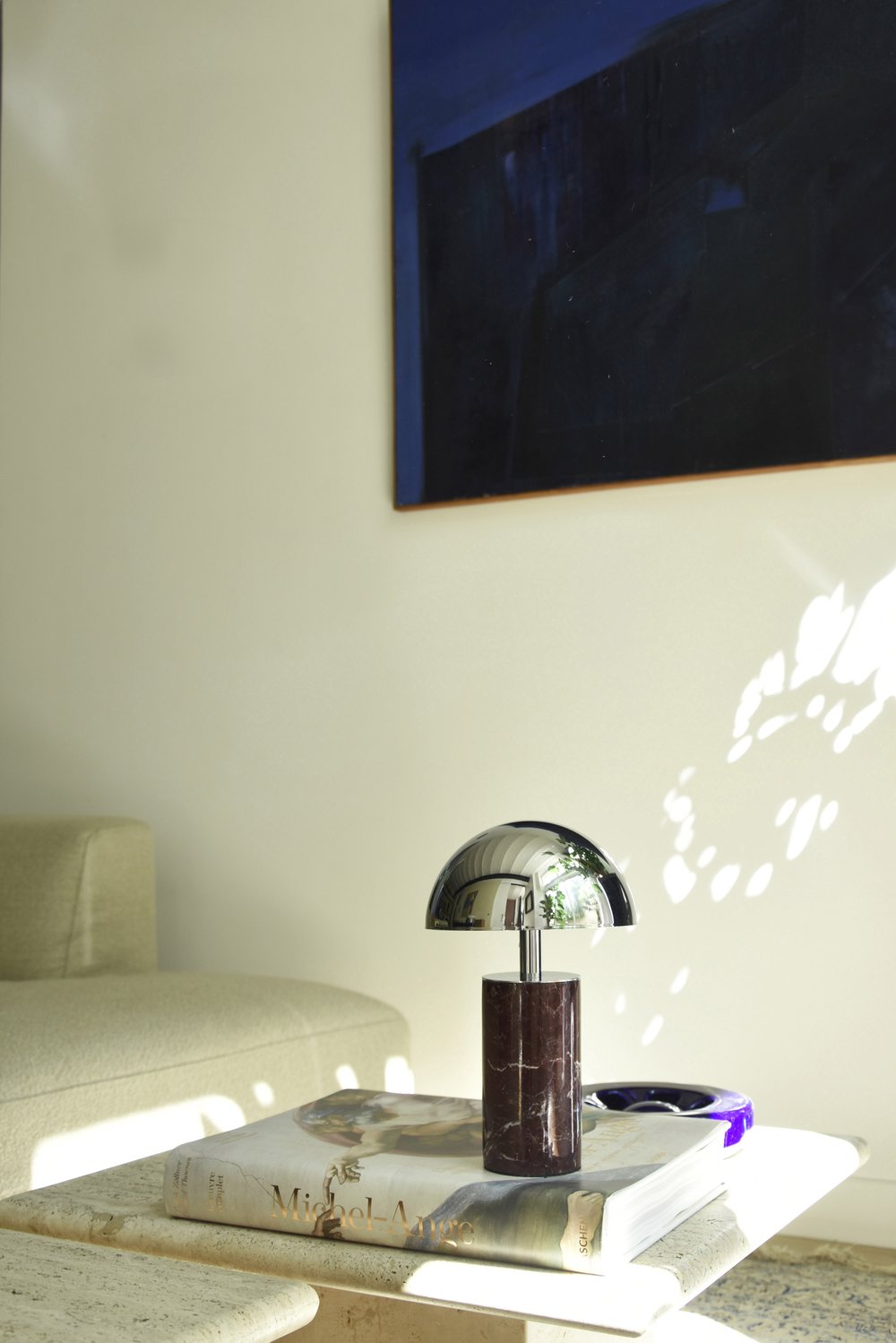 Luxusní přenosná lampa Baccaris ADEI z mramoru a oceli – designové svítidlo pro interiér i exteriér