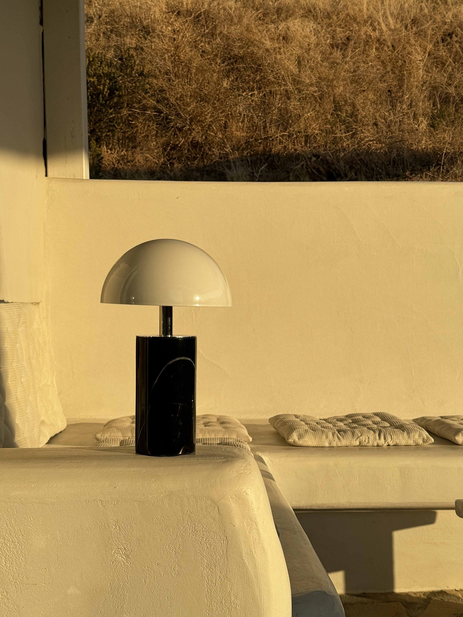 Luxusní přenosná lampa Baccaris ADEI z mramoru a oceli – designové svítidlo pro interiér i exteriér