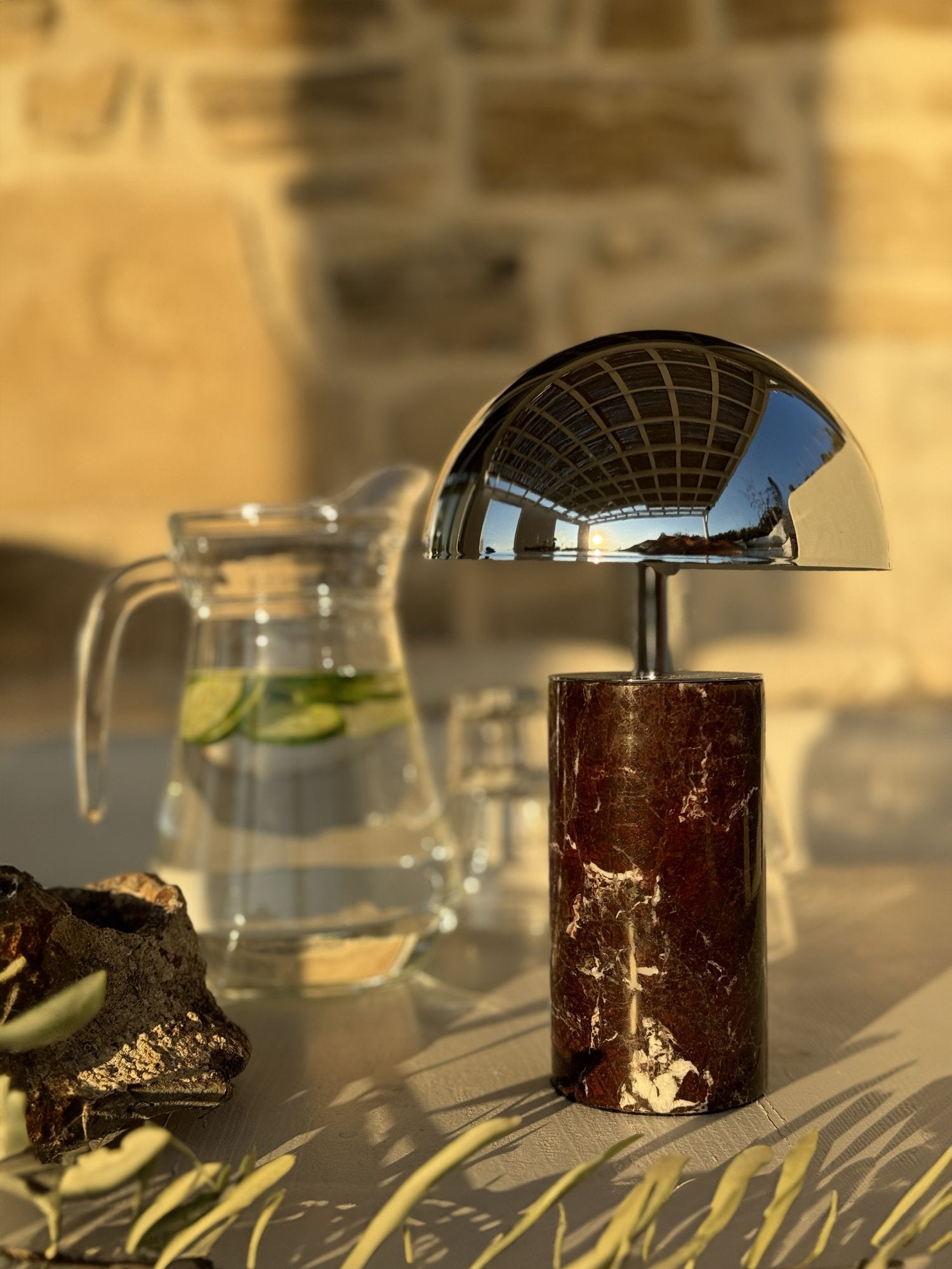 Luxusní přenosná lampa Baccaris ADEI z mramoru a oceli – designové svítidlo pro interiér i exteriér