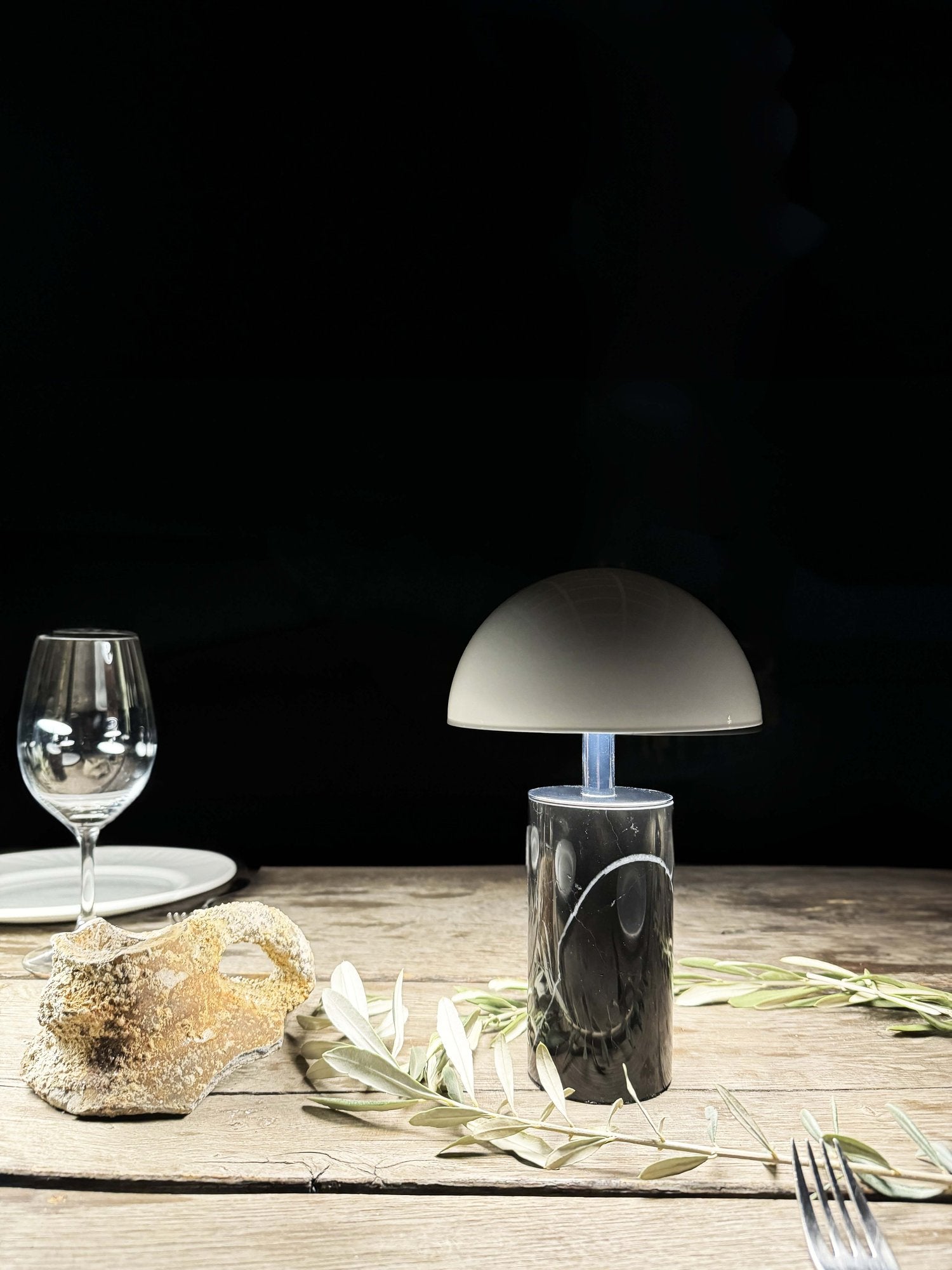 Luxusní přenosná lampa Baccaris ADEI z mramoru a oceli – designové svítidlo pro interiér i exteriér