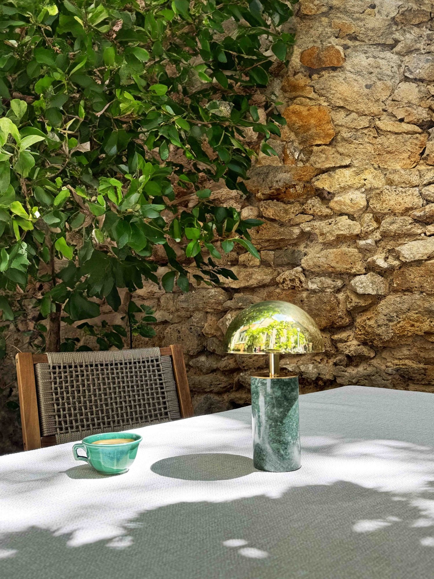 Luxusní přenosná lampa Baccaris ADEI z mramoru a oceli – designové svítidlo pro interiér i exteriér