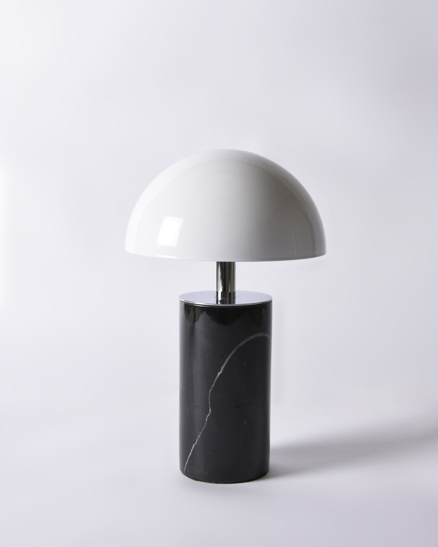 Luxusní přenosná lampa Baccaris ADEI z mramoru a oceli – designové svítidlo pro interiér i exteriér