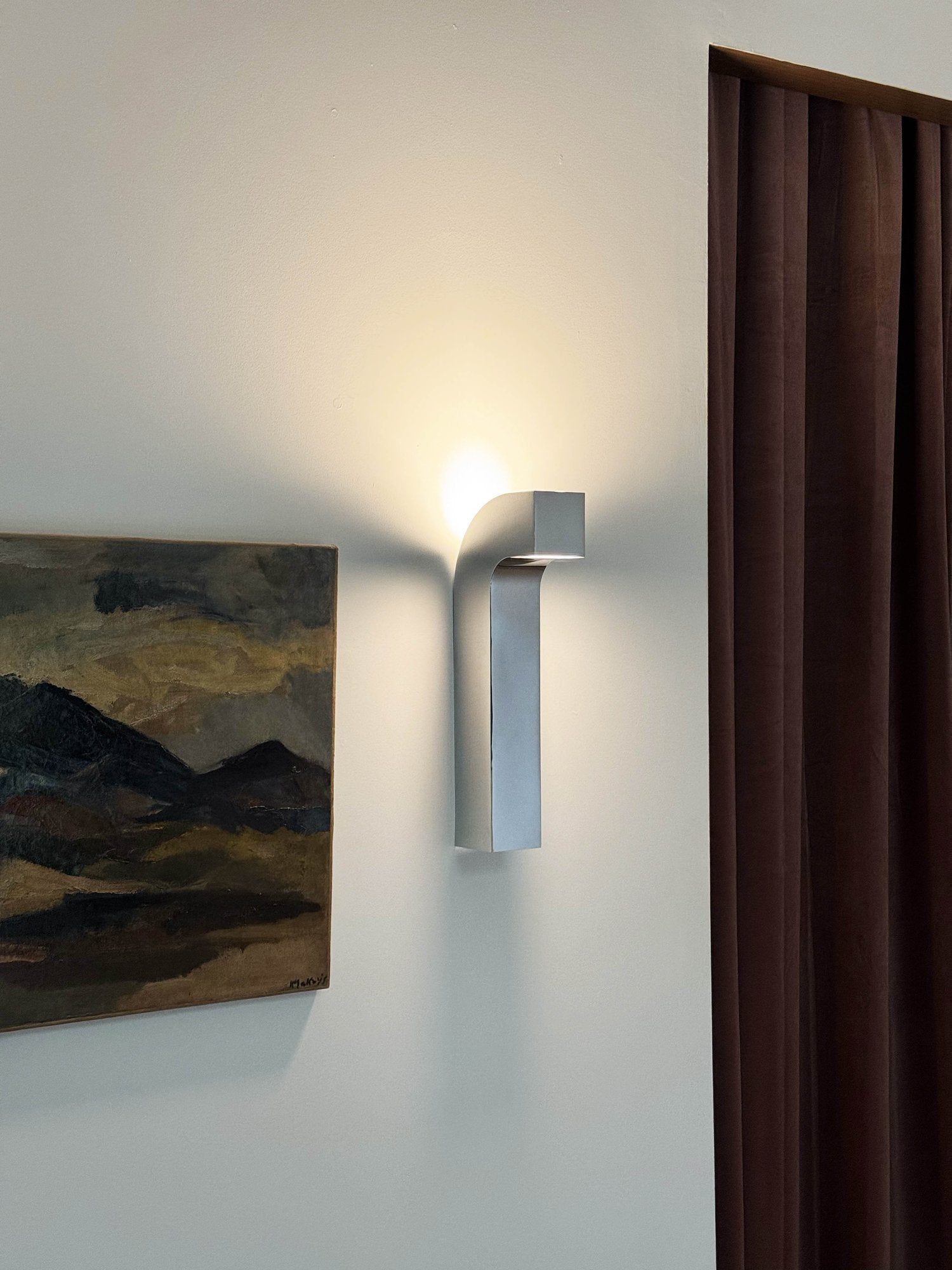 Nástěnné LED svítidlo Fold s teplým bílým světlem (3000K), stmívatelné, ve zlaté a chromové barvě, retro styl inspirovaný 70. lety.