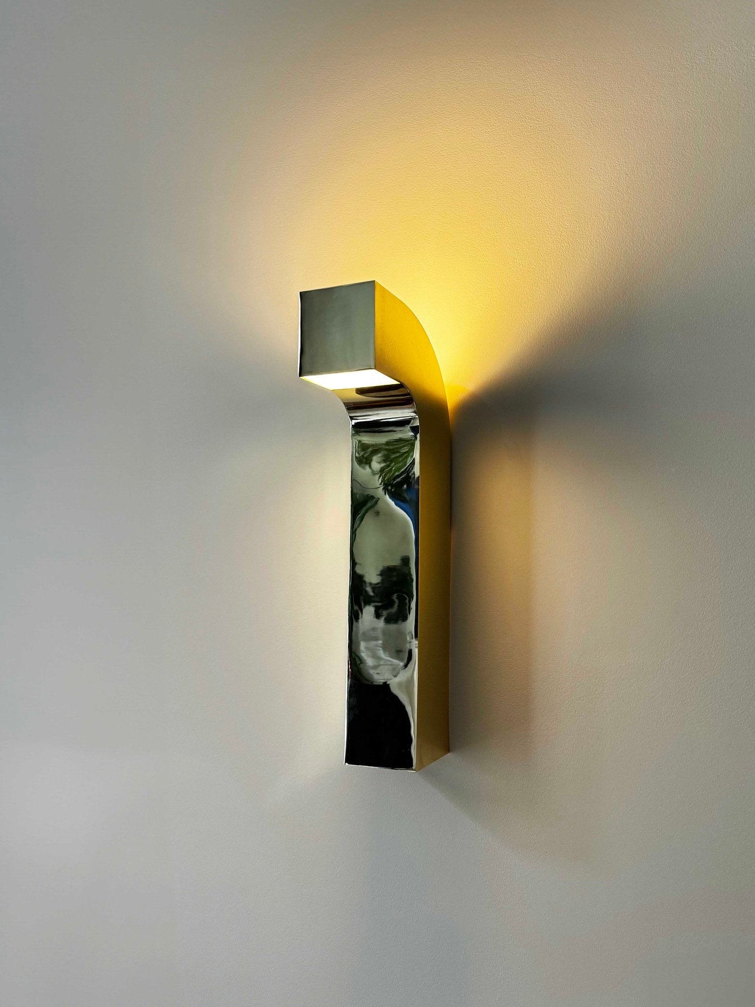 Nástěnné LED svítidlo Fold s teplým bílým světlem (3000K), stmívatelné, ve zlaté a chromové barvě, retro styl inspirovaný 70. lety.