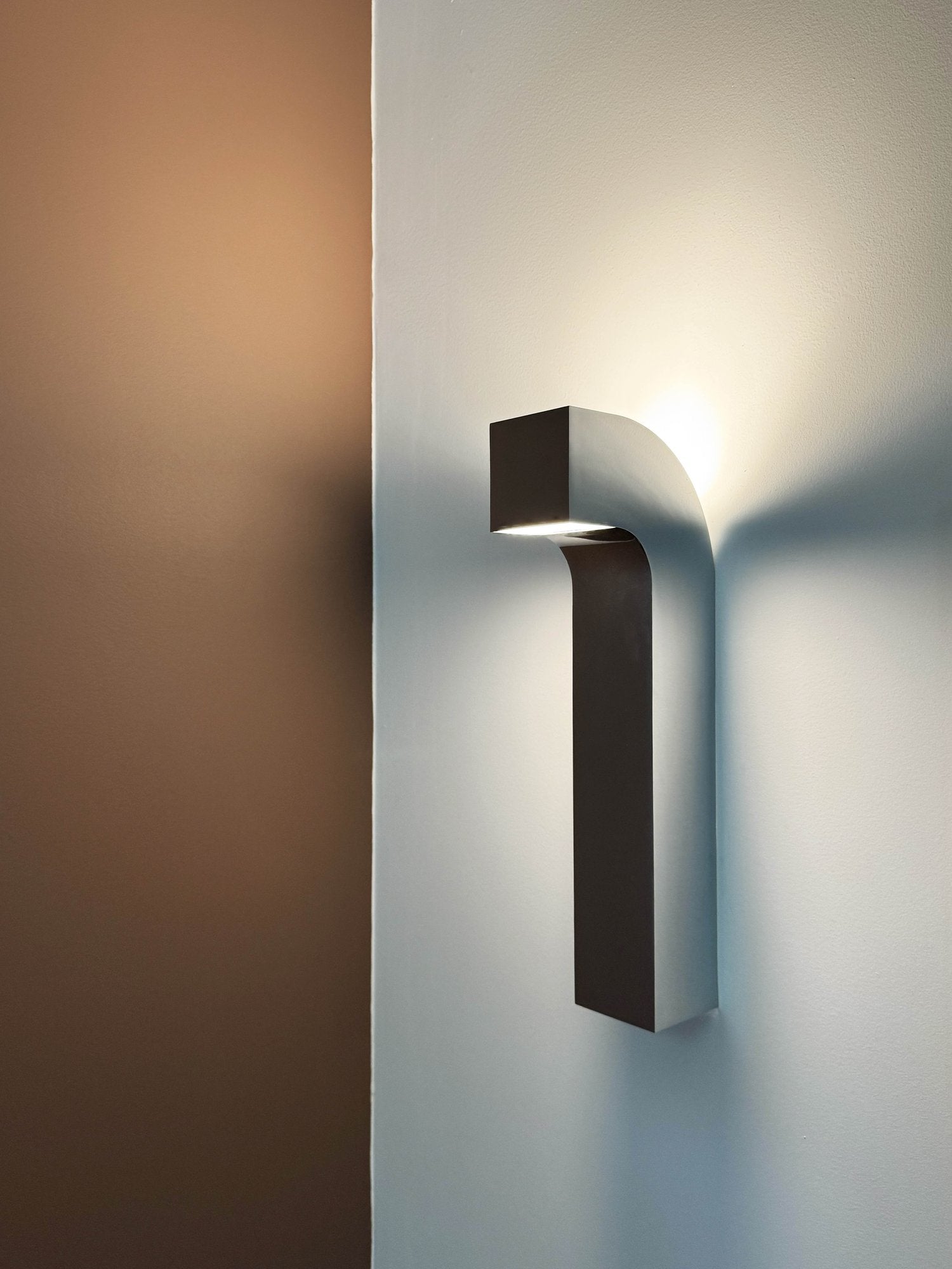 Nástěnné LED svítidlo Fold s teplým bílým světlem (3000K), stmívatelné, ve zlaté a chromové barvě, retro styl inspirovaný 70. lety.