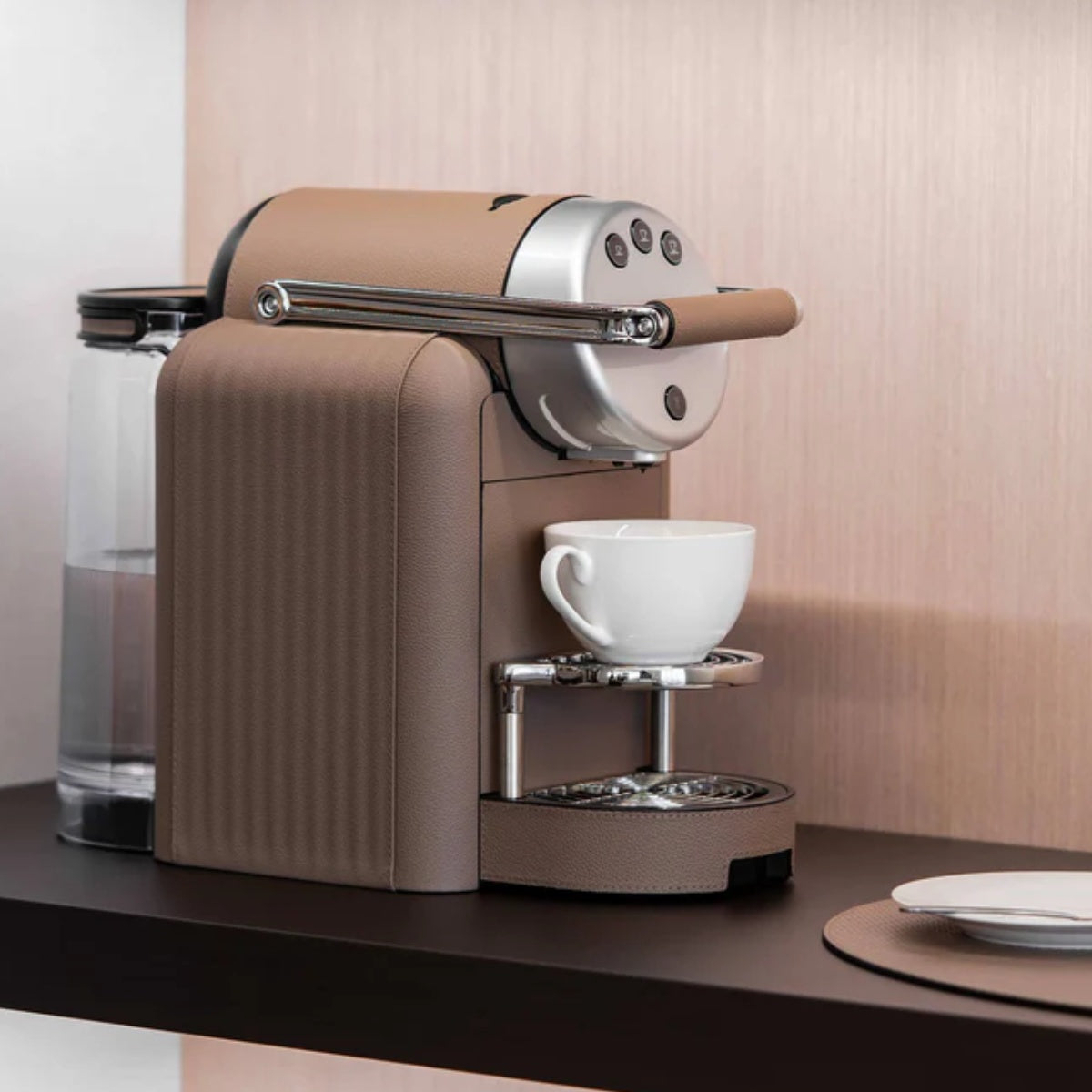Nespresso ZENIUS kávovar v koženém etui