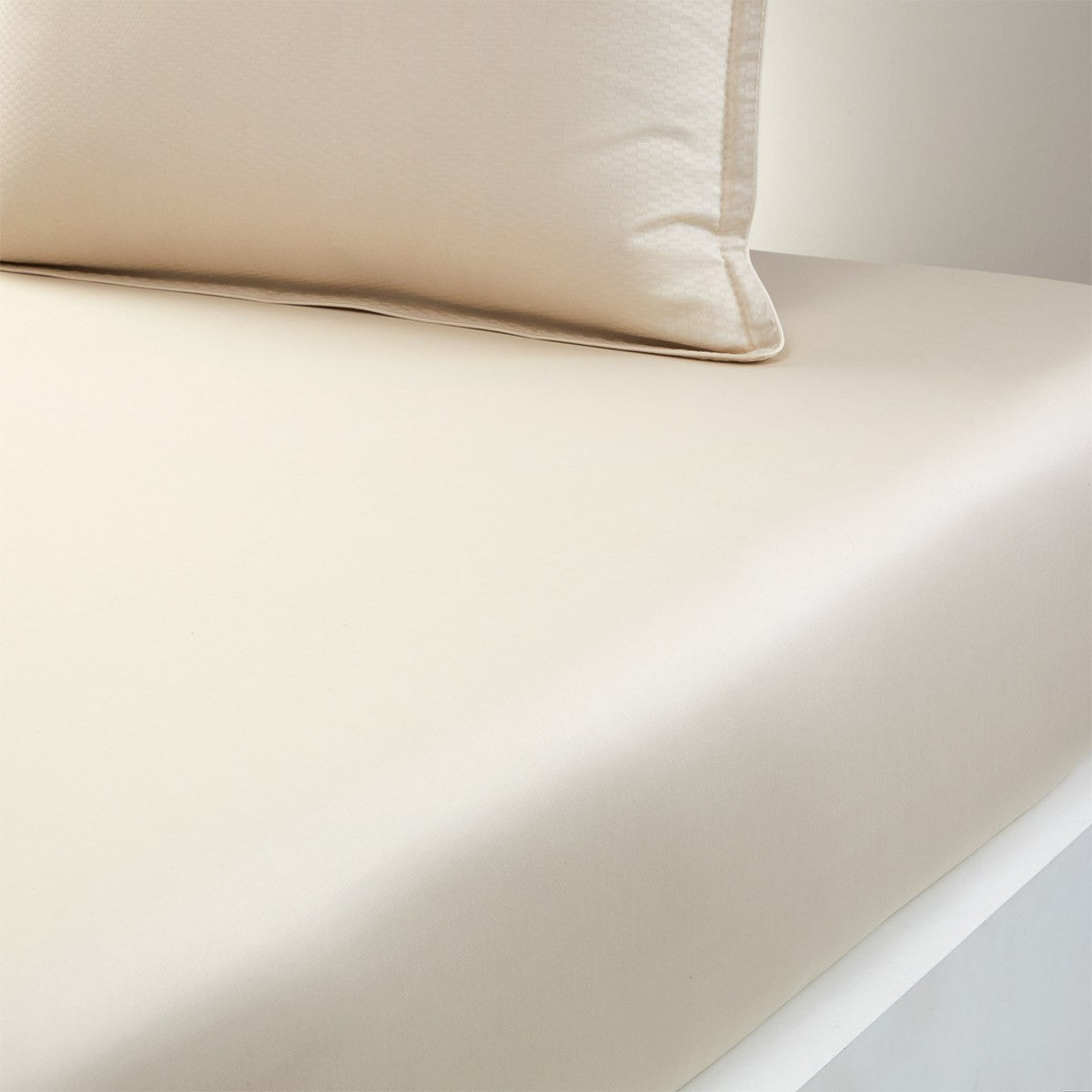 Luxusní saténové napínací prostěradlo BOSS LOFT ALMOND