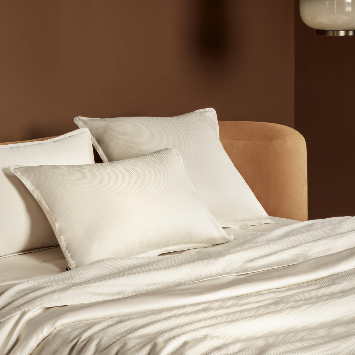 Luxusní saténové napínací prostěradlo BOSS LOFT ALMOND