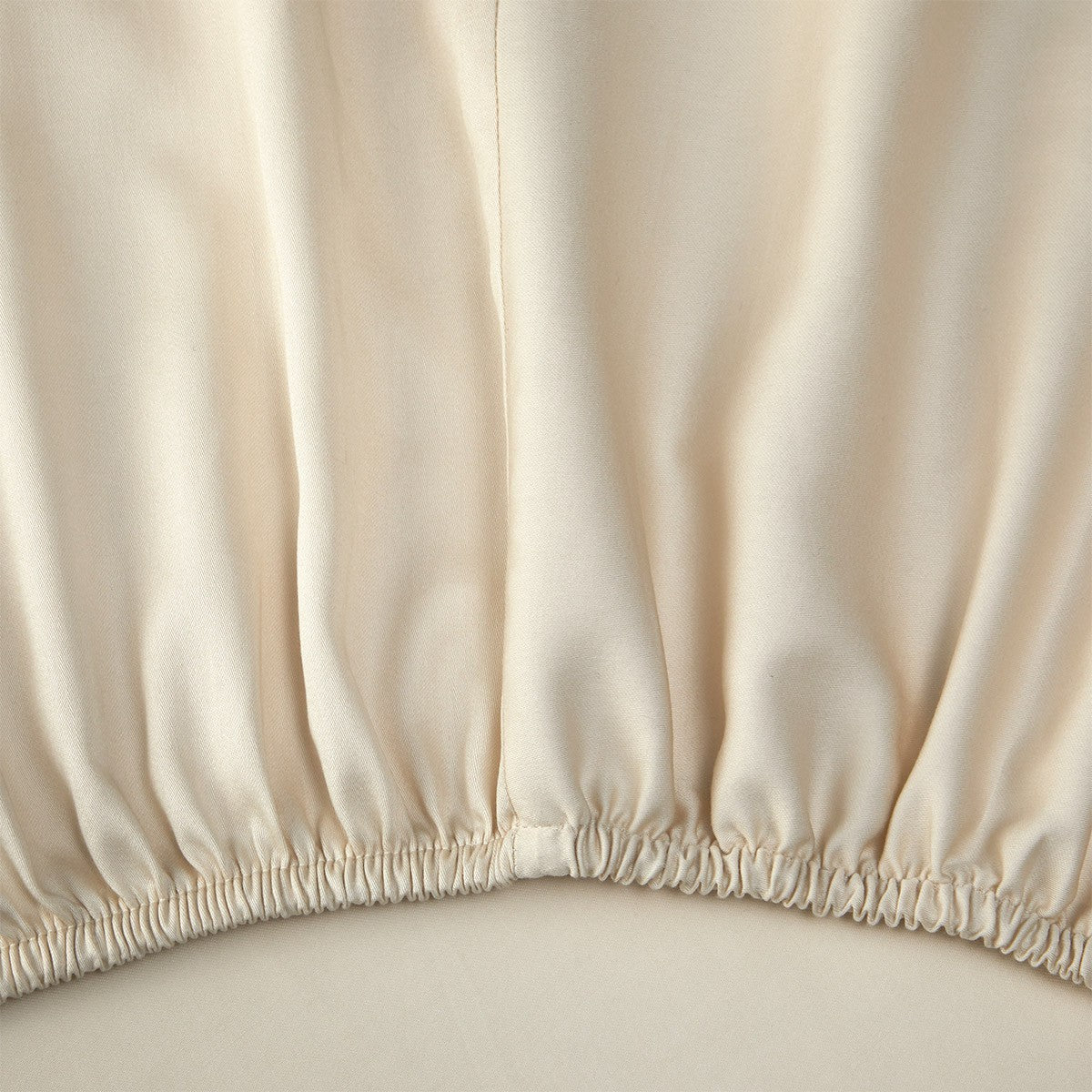 Luxusní saténové napínací prostěradlo BOSS LOFT ALMOND