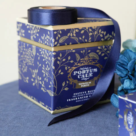 Zlatá vonná svíčka Castelbel Festive Blue - Jehličí, cedr, rozmarýn