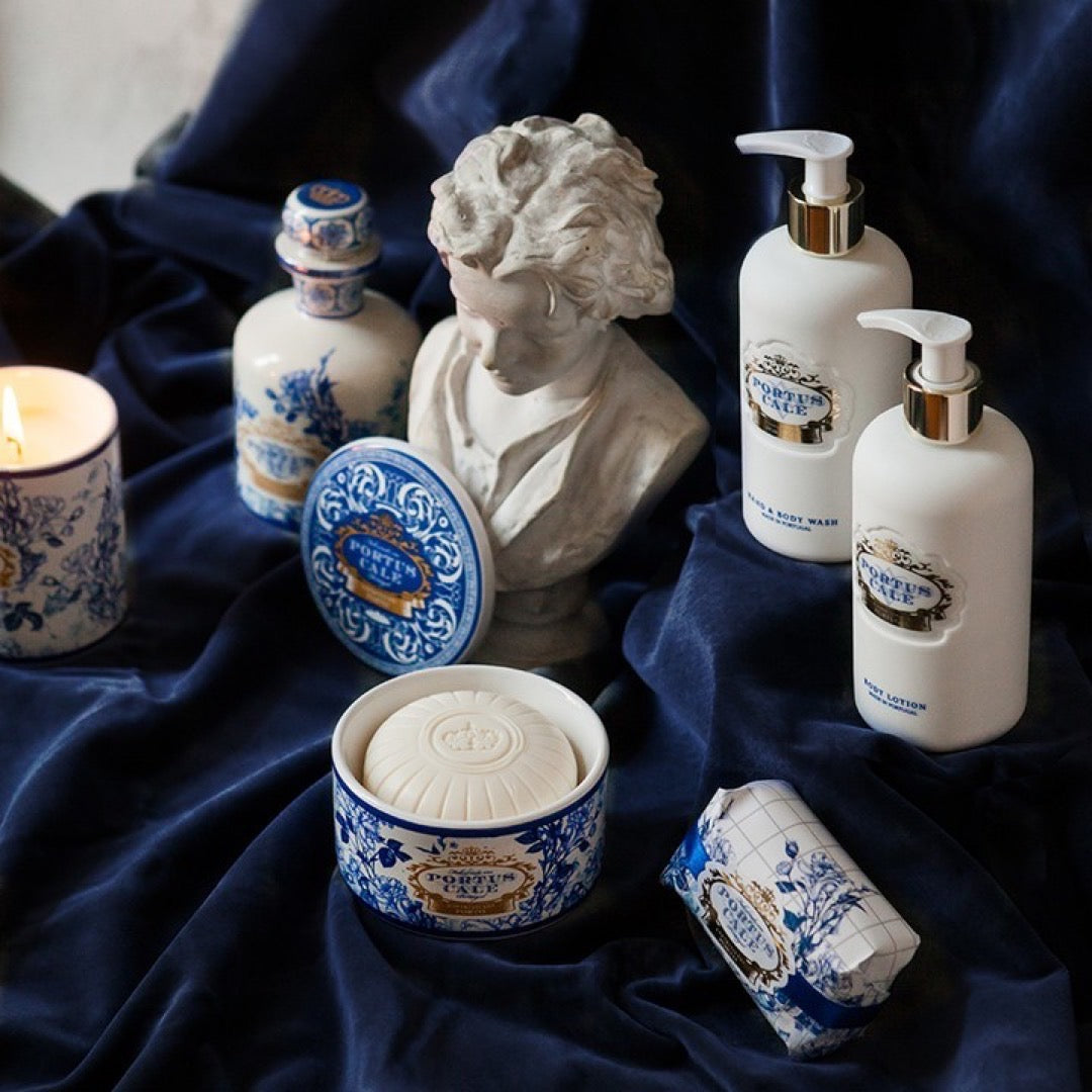 Vonná svíčka Castelbel Gold & Blue - Růžový pepř a jasmín