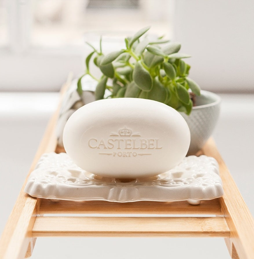 Bílá porcelánová mýdlenka Castelbel