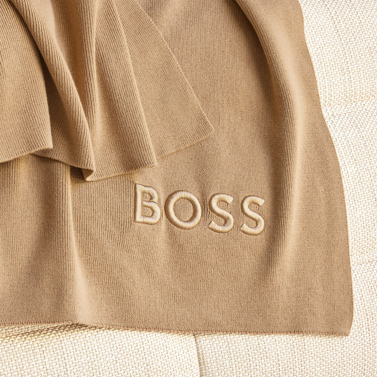 Pohodlná deka z bavlněného úpletu HUGO BOSS BOLD LOGO camel
