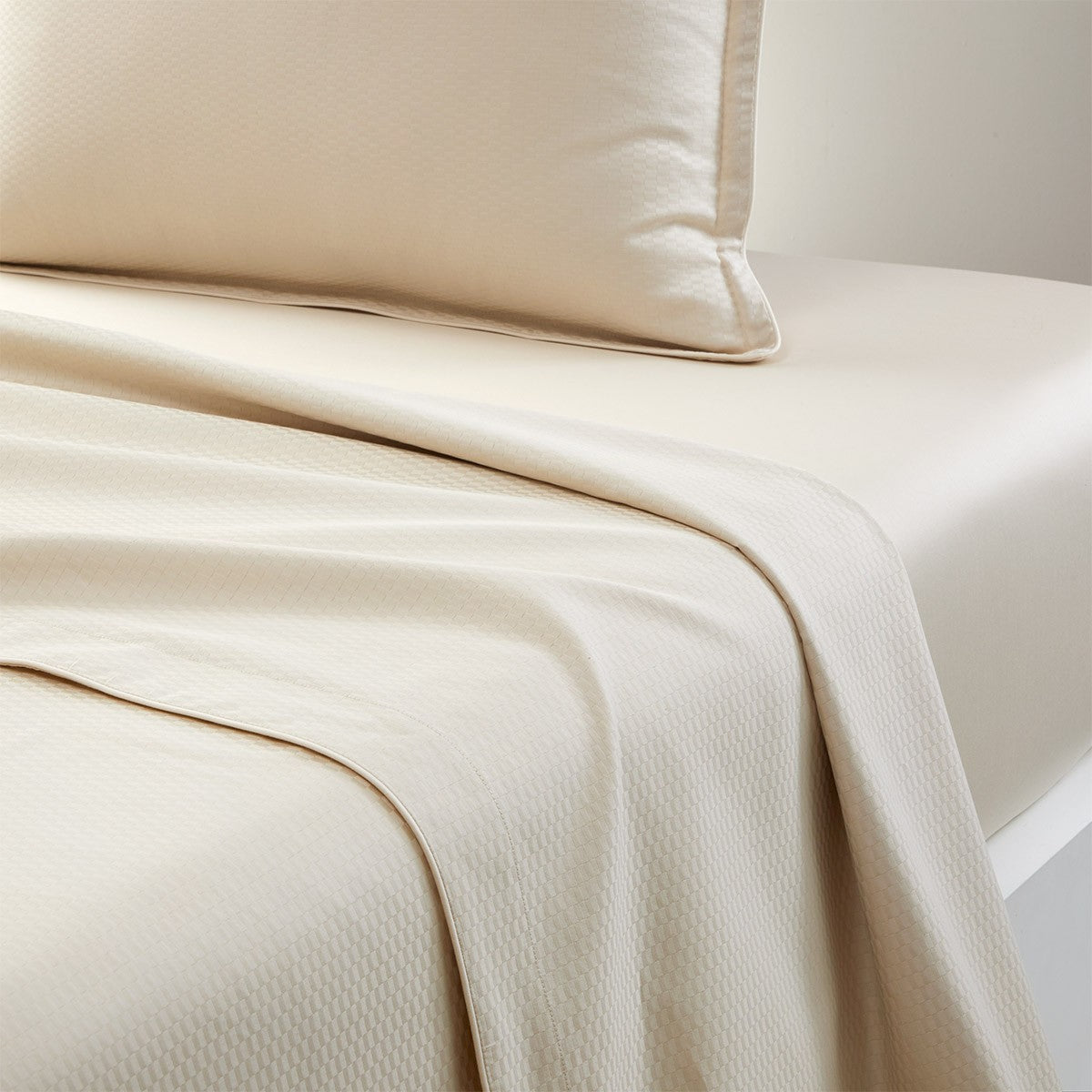 Plachtové prostěradlo bavlněný satén HUGO BOSS LOFT ALMOND