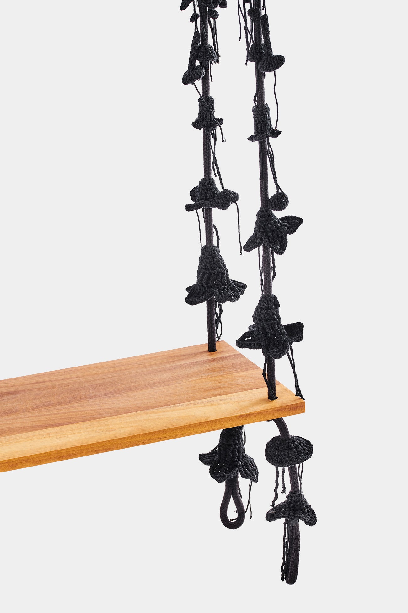 IOTA designová houpačka s teakovým sedátkem BLACK, 4-lanová