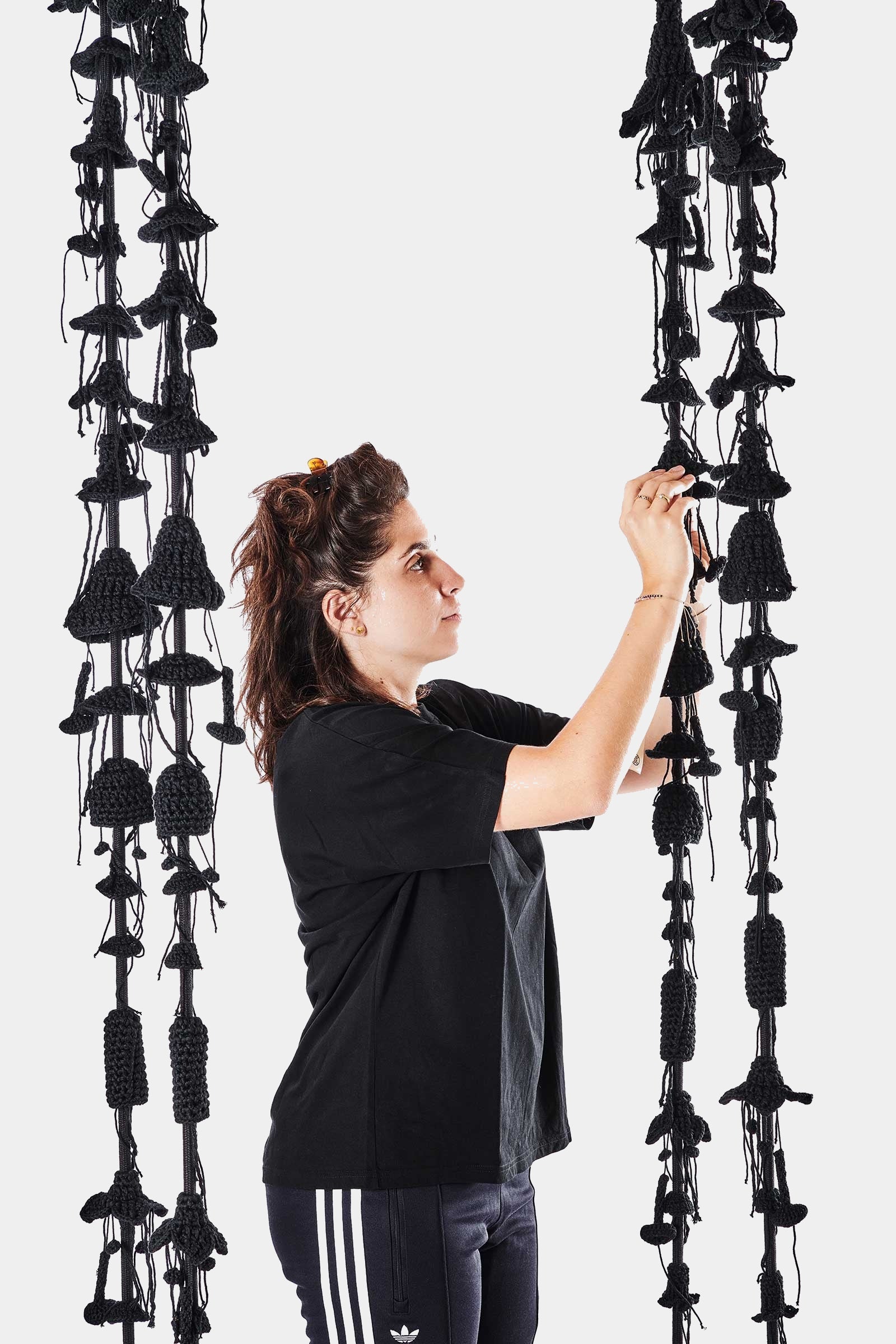 IOTA designová houpačka s teakovým sedátkem BLACK, 4-lanová