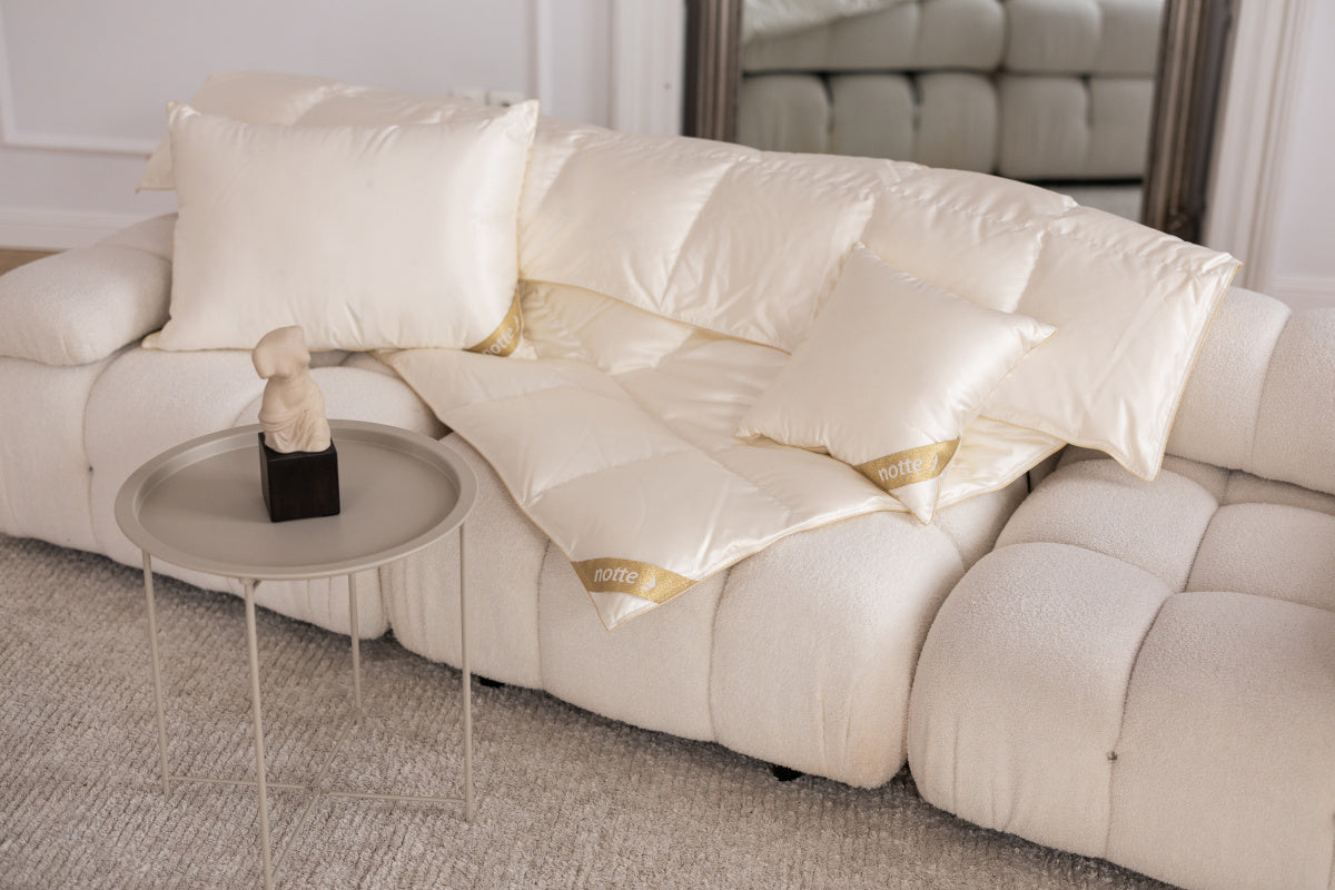 NOTTE DOLCE hedvábný polštář s tříkomorovou péřovou výplní