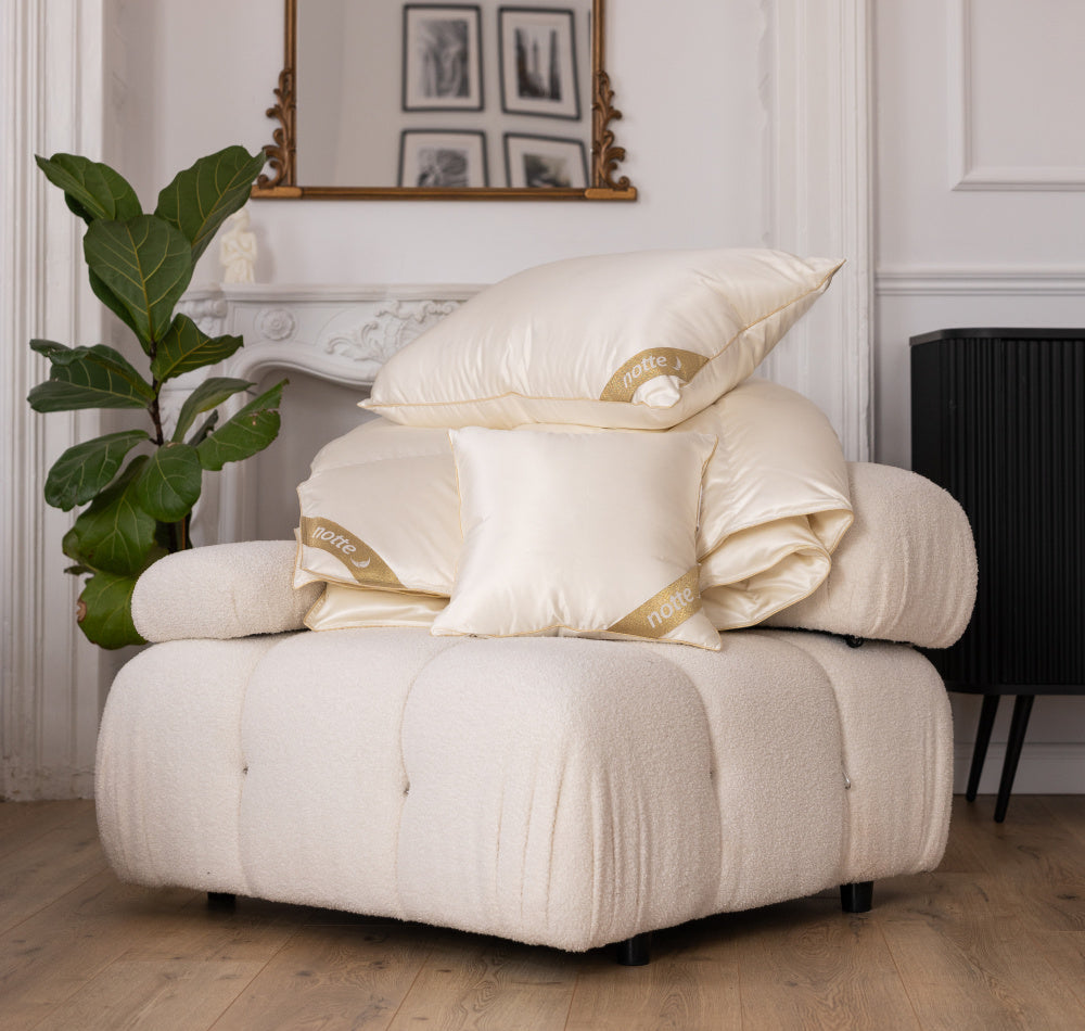 NOTTE DOLCE hedvábný polštář s tříkomorovou péřovou výplní