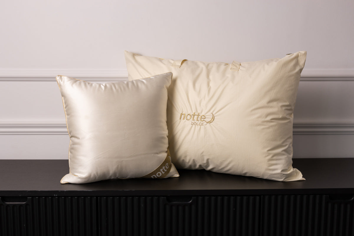 NOTTE DOLCE hedvábný polštář s tříkomorovou péřovou výplní