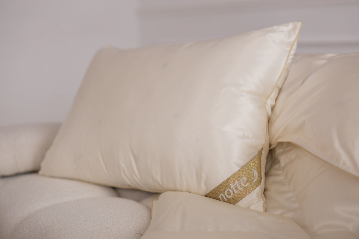 NOTTE DOLCE hedvábný polštář s tříkomorovou péřovou výplní