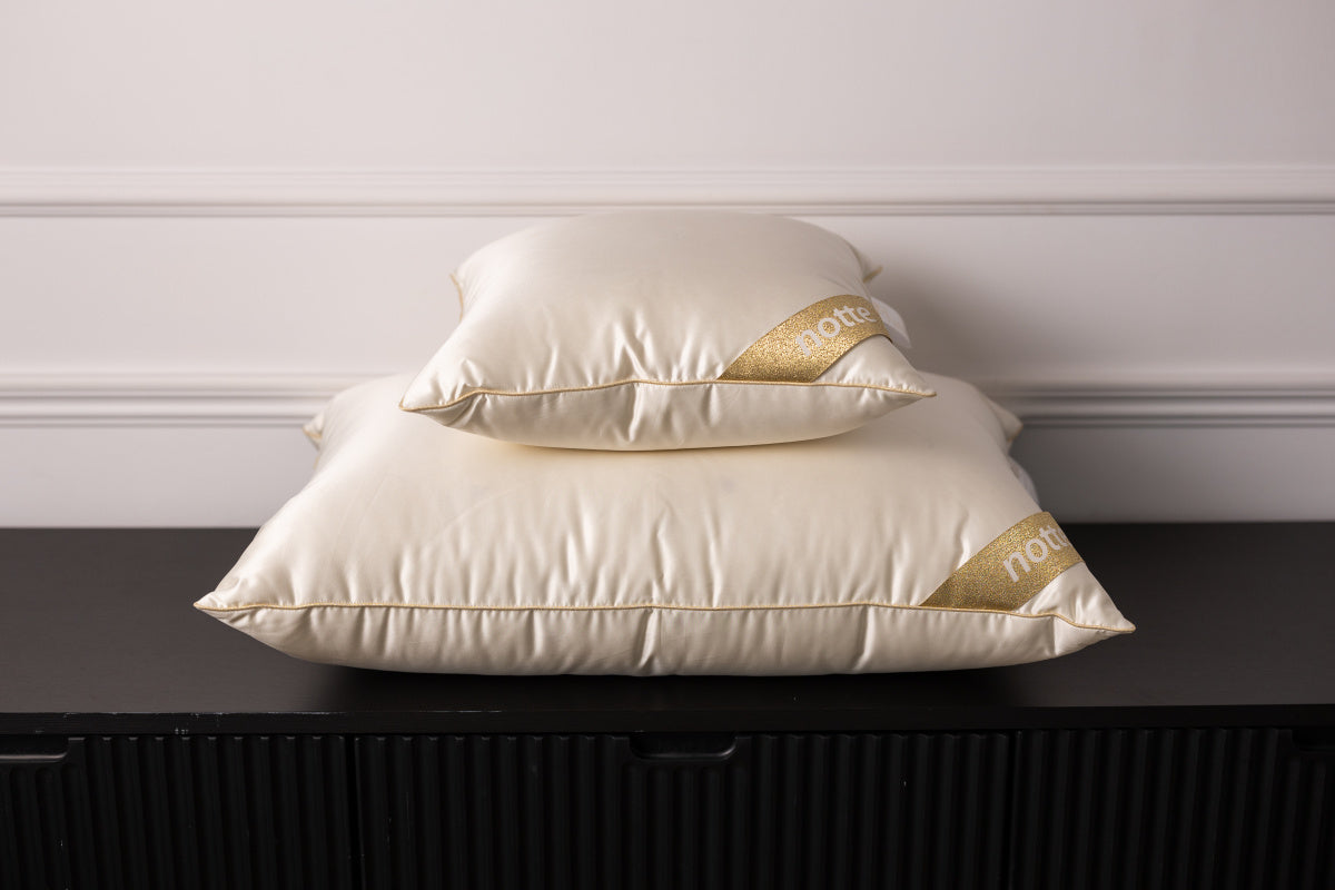 NOTTE DOLCE hedvábný polštář s tříkomorovou péřovou výplní
